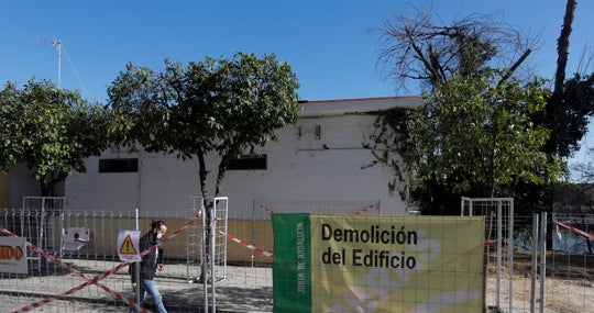 Cartel de demolición en la comisaría de Betis