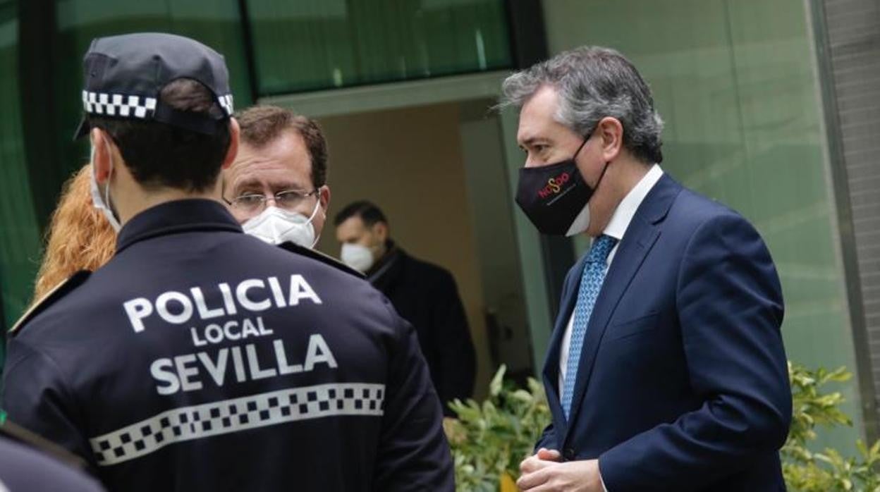 Cabrera, con Espadas en la presentación de nuevos agentes de la Policía Local