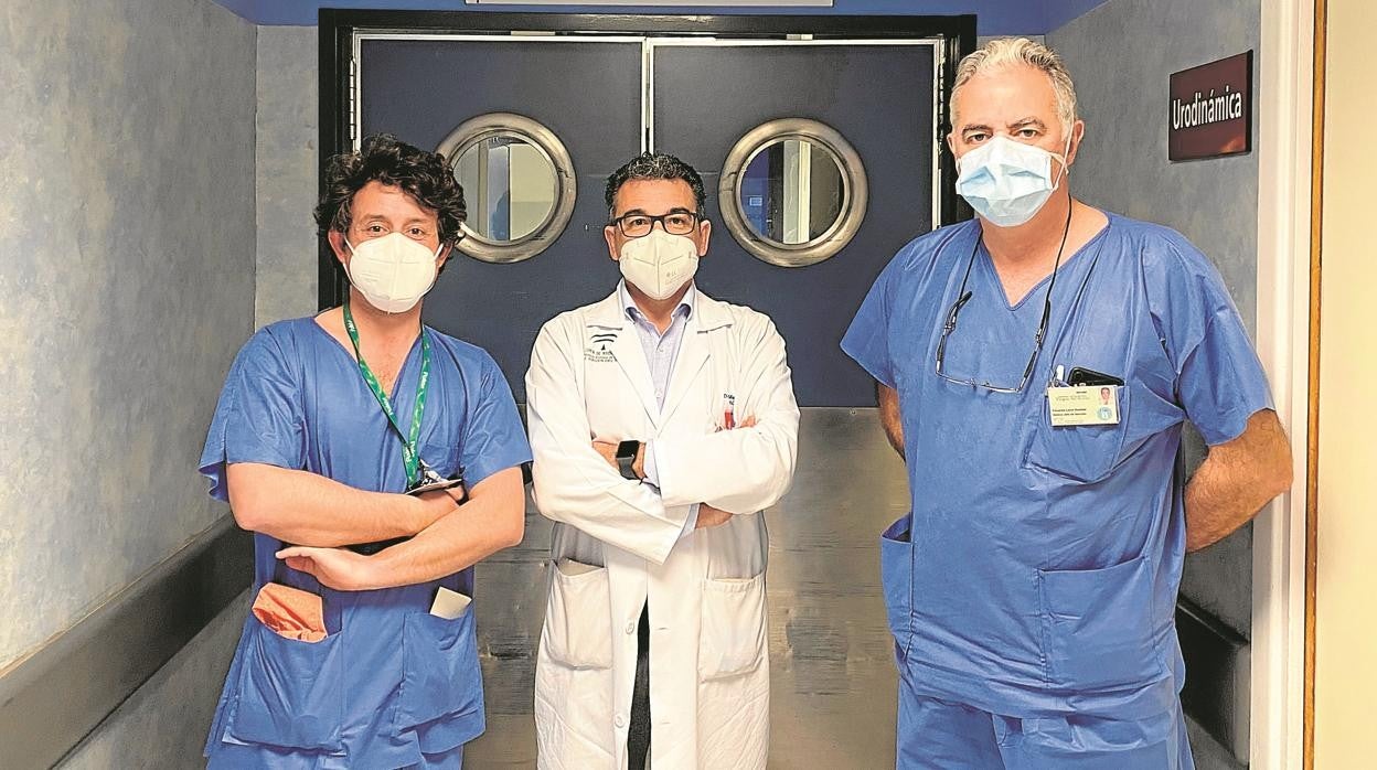 Doctores Campanario, Medina y León, del servicio de Urologia del Virgen del Rocío