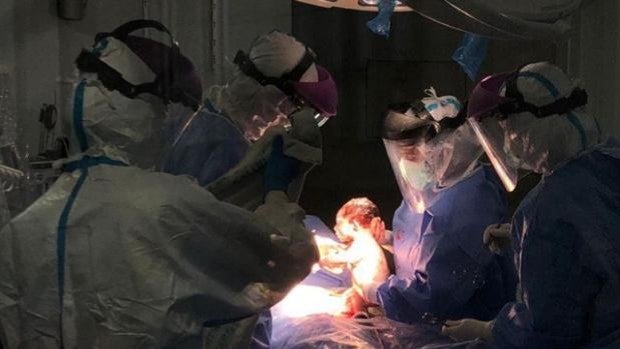 La increíble historia del bebé de Valme cuyos padres, con Covid, están aislados