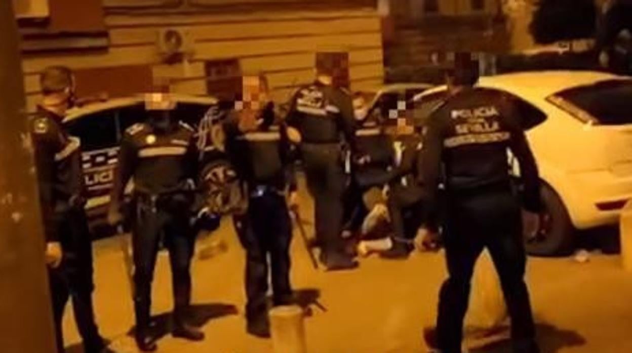 Varios agentes durante los altercados que se registraron el miércoles en el Polígono Norte