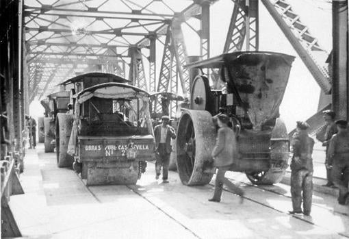 Los operarios prueban la resistencia del puente Alfonso XIII durante su construcción