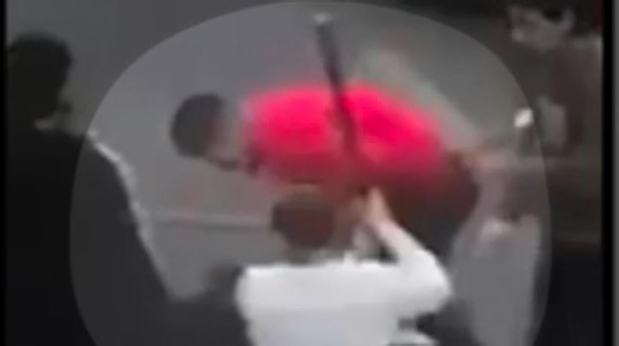 Momento en el que una persona apuñala a otra en el incidente que ha acabado con una persona muerta en San Jerónimo