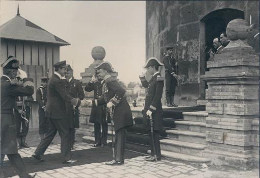 Alfonso XIII visitando la comandancia marina, sita en la Torre del Oro, en 1923