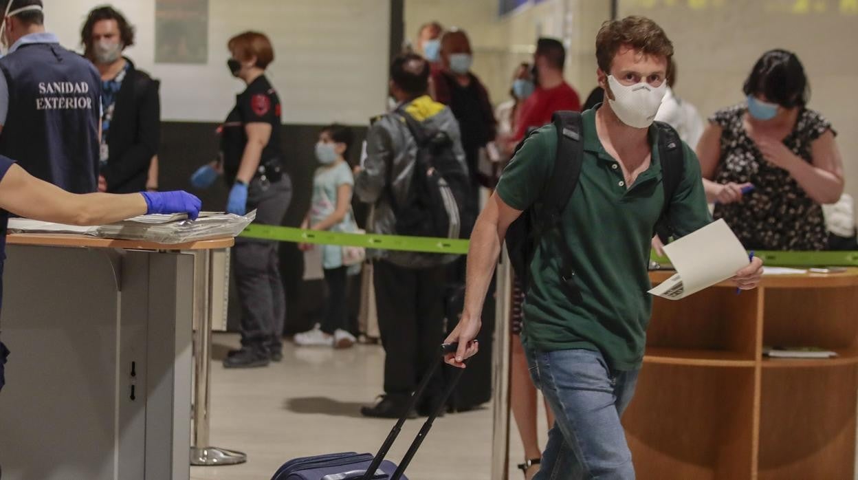 Pasajeros en el aeropuerto de Sevilla este verano, antes de las últimas restrcciones por la tercera ola