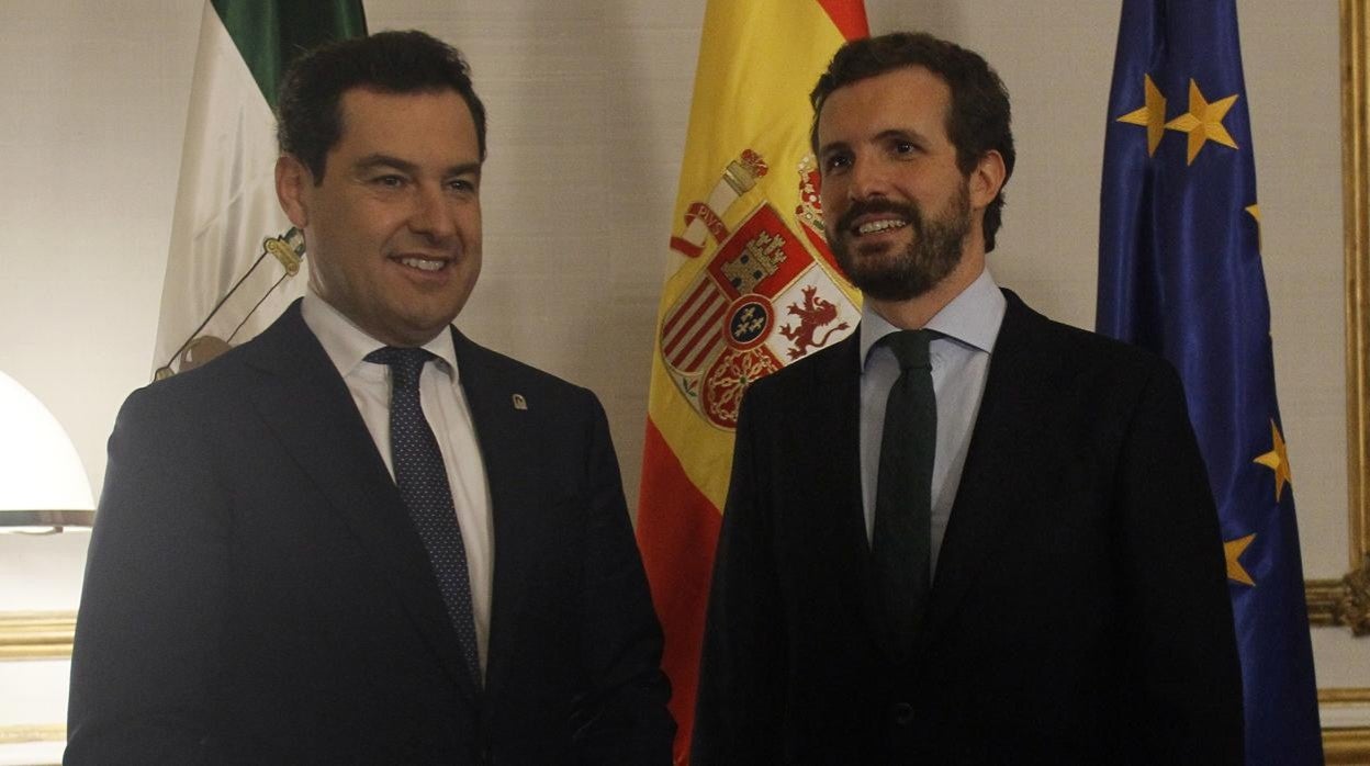 Juanma Moreno, presidente de la Junta de Andalucía, y el presidente del PP, Pablo Casado