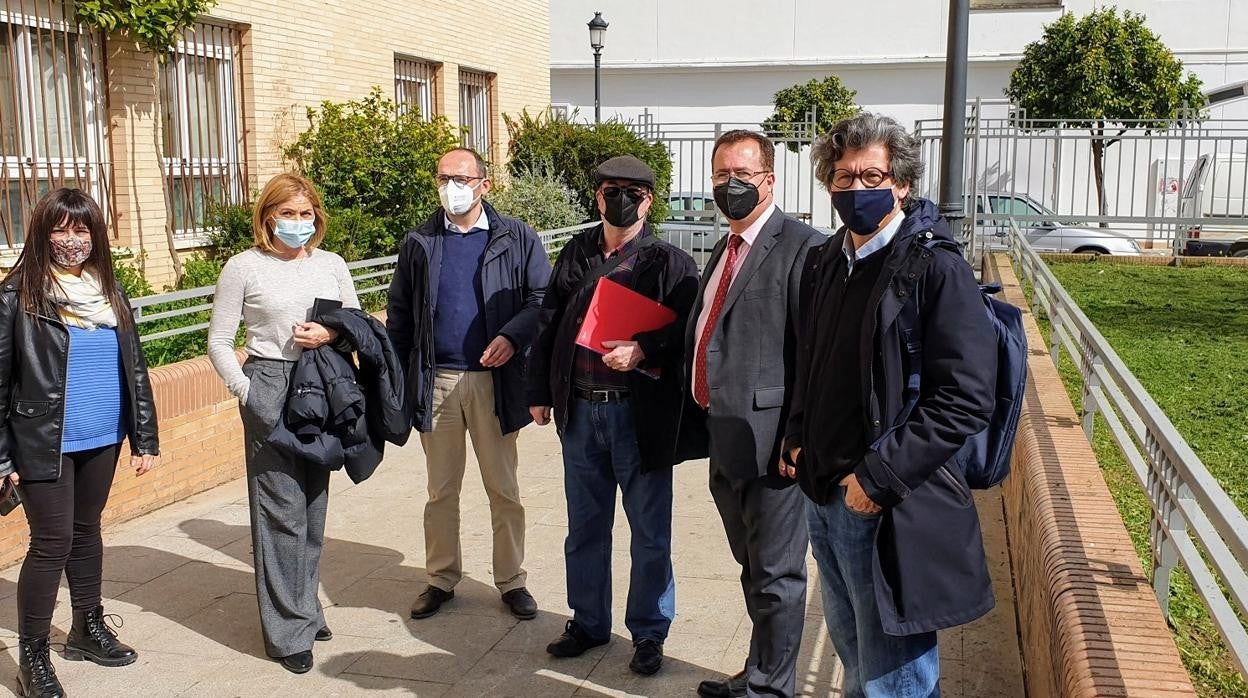 El delegado Juan Carlos Cabrera (segundo por la derecha) junto a representantes vecinales