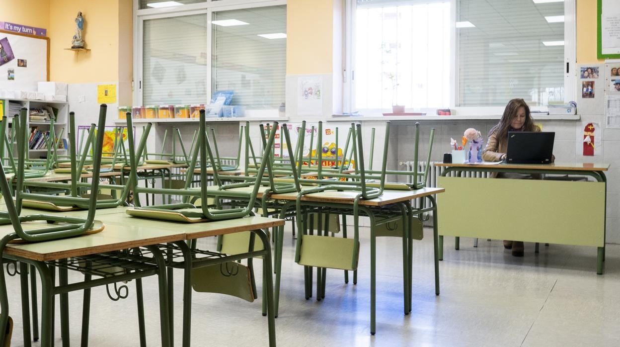 Aula de un colegio el primer día de cierre durante el primer estado de alarma por el coronavirus