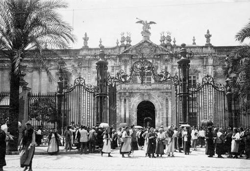 Las cigarreras saliendo de la fábrica en el año 1900