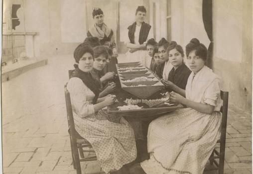 Un grupo de cigarreras, en la Fábrica de Tabacos de Sevilla en 1926