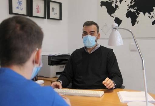 Ricardo Pardo, presidente de Adinfa, habla con uno de los adolescentes del centro