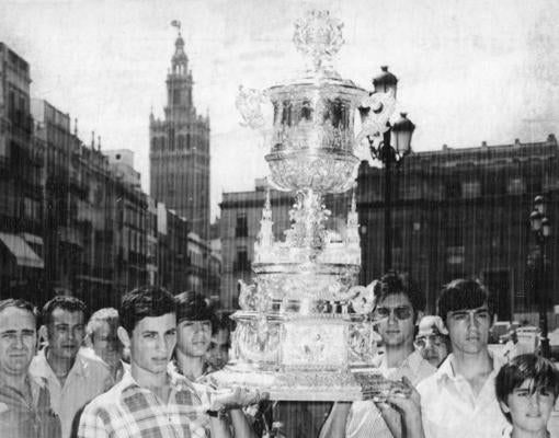 Los hinchas del Sevilla camino del Ayuntamiento en 1974