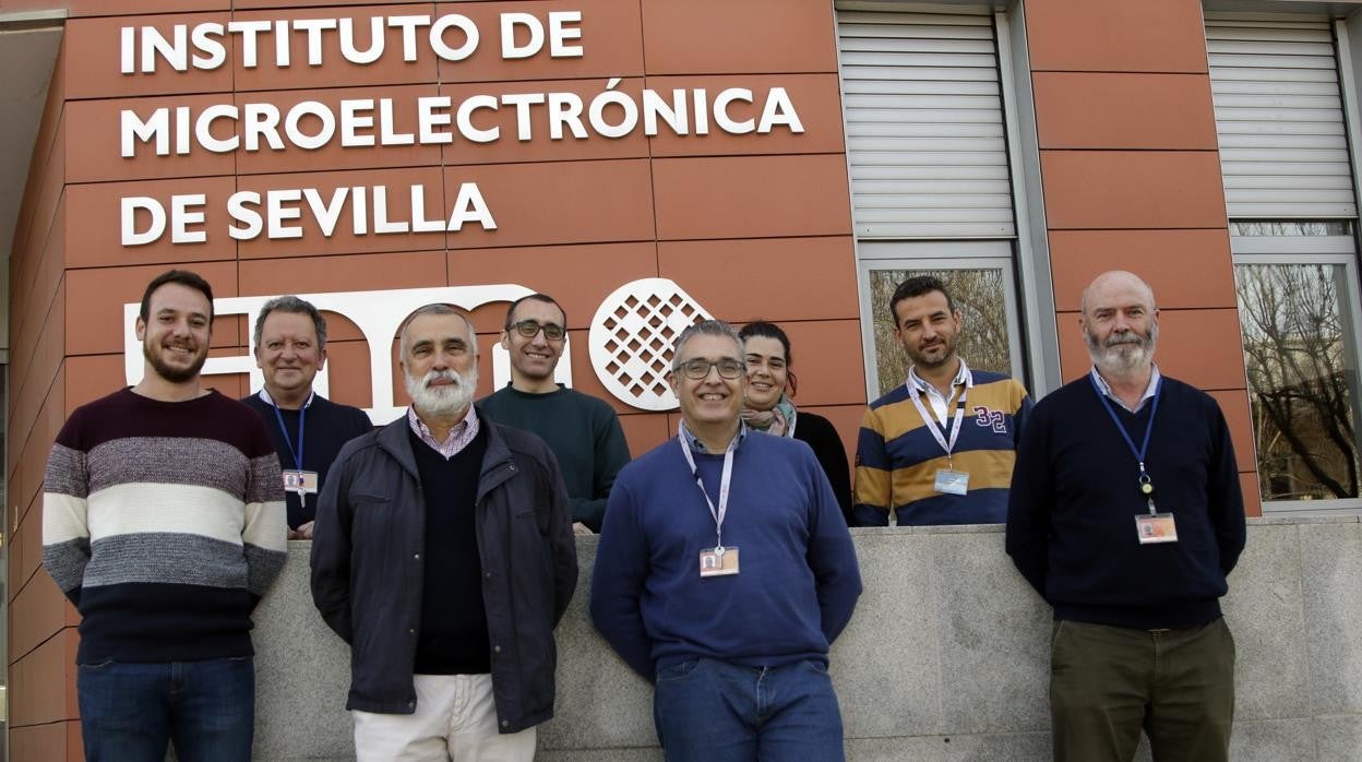 Diego Vázquez García de la Vega, Juan Ramos Martos, Joaquín Ceballos, Servando Espejo y los demás investigadores de su grupo en la puerta del Instituto de Microelectrónica de Sevilla