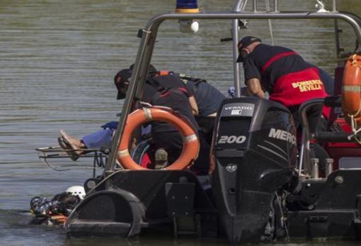 Los bomberos de Sevilla rescatan el cuerpo de un hombre desaparecido en el río