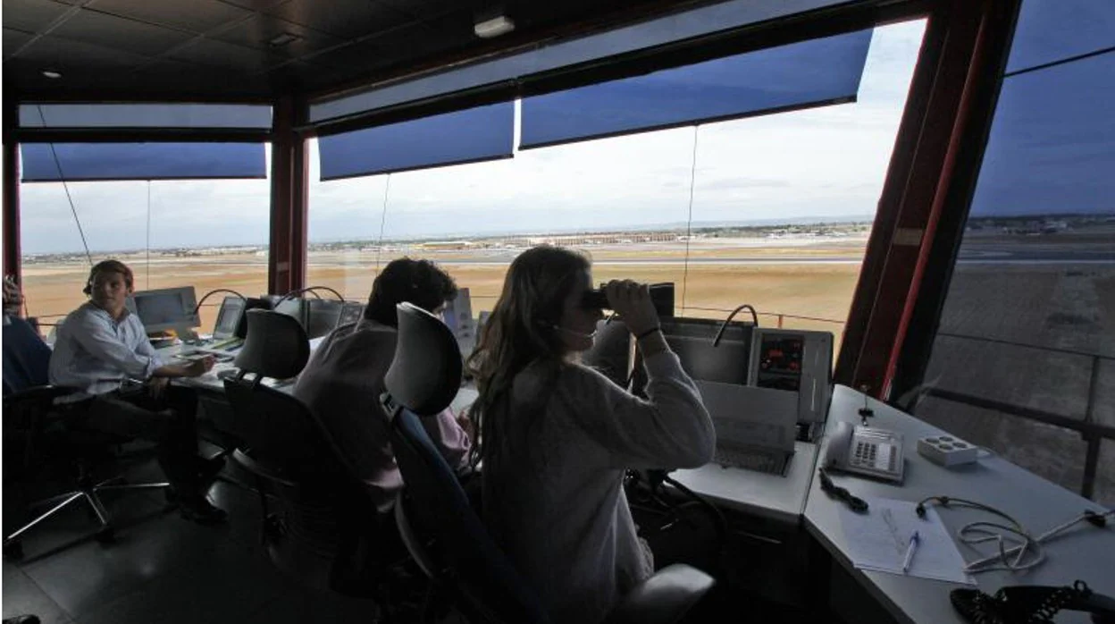 Imagen de la torre de control del aeropuerto de Sevilla