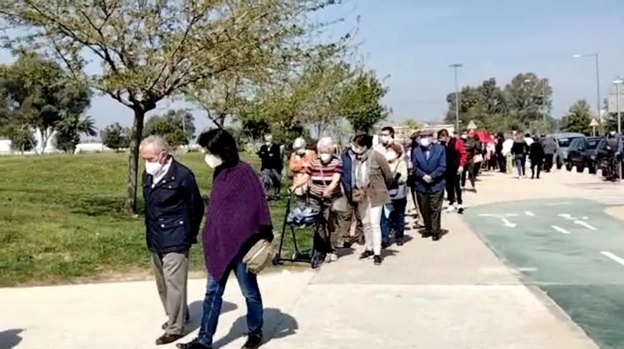 Una sanitaria con la vacuna