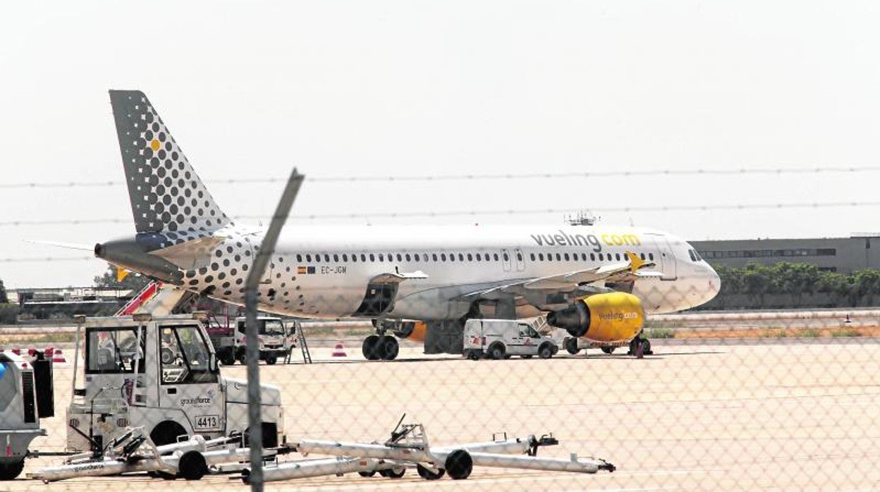 Un avión de Vueling en el aeropuerto de Sevilla