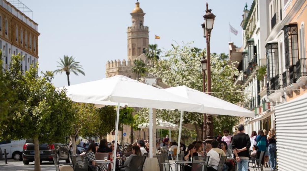 Terraza de veladores en la calle Almirante Lobo de Sevilla