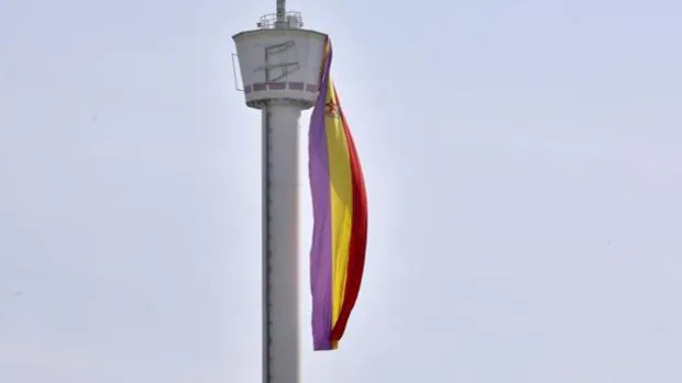 Cuelgan una bandera republicana de grandes dimensiones de la Torre Banesto de Sevilla