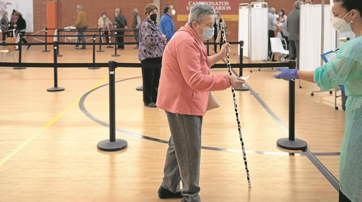 Vacunación de personas mayores en el polideportivo de los Bermejales