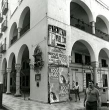 Lateral exterior del Mercado del Arenal con carteles de eventos