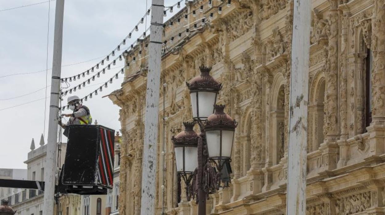 Instalación de la iluminación ferial en la plaza de San Francisco