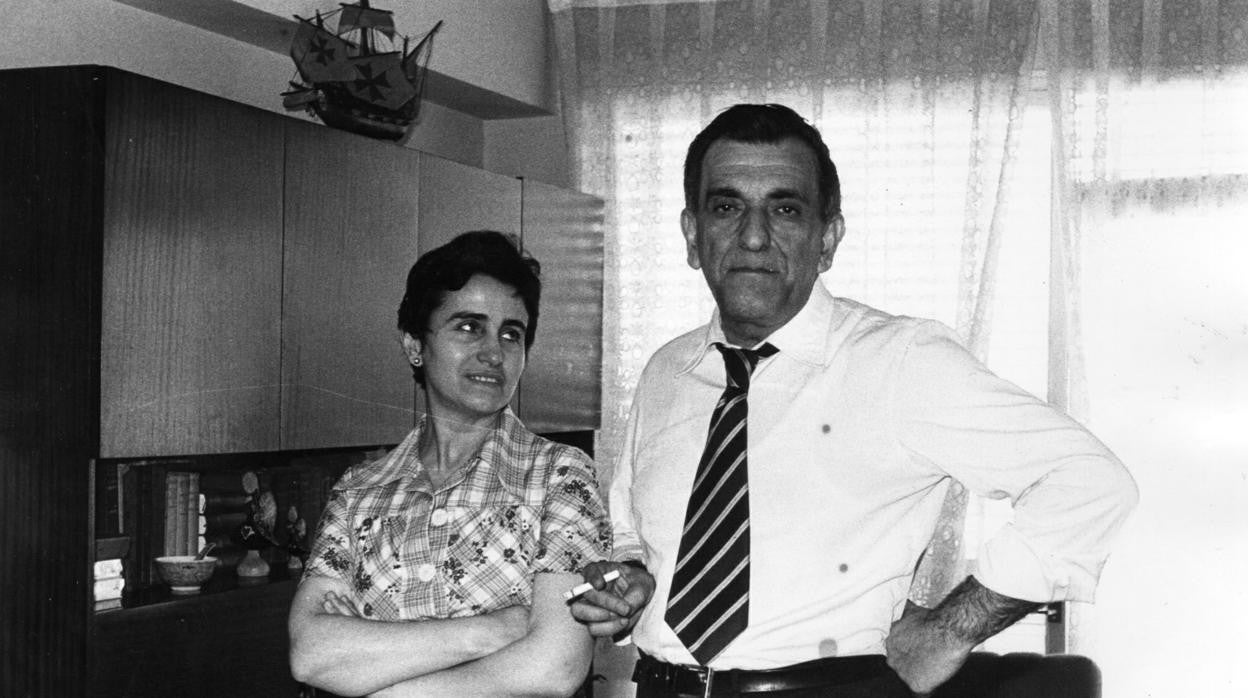 Una estampa familiar con Elisa Bartolomé, su mujer, en el piso de la avenida Carrero Blanco