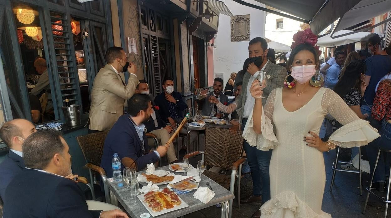 Un grupo de amigos celebra la pre 'Feria' del Centro en un bar de la calle Almirante Bonifaz