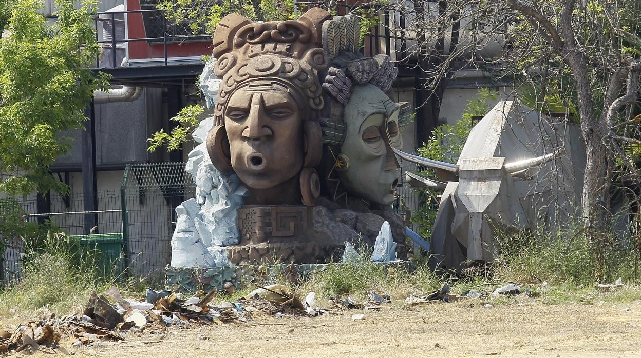 Carrozas de la cabalgata de la Expo, abandonadas en un solar de la Cartuja