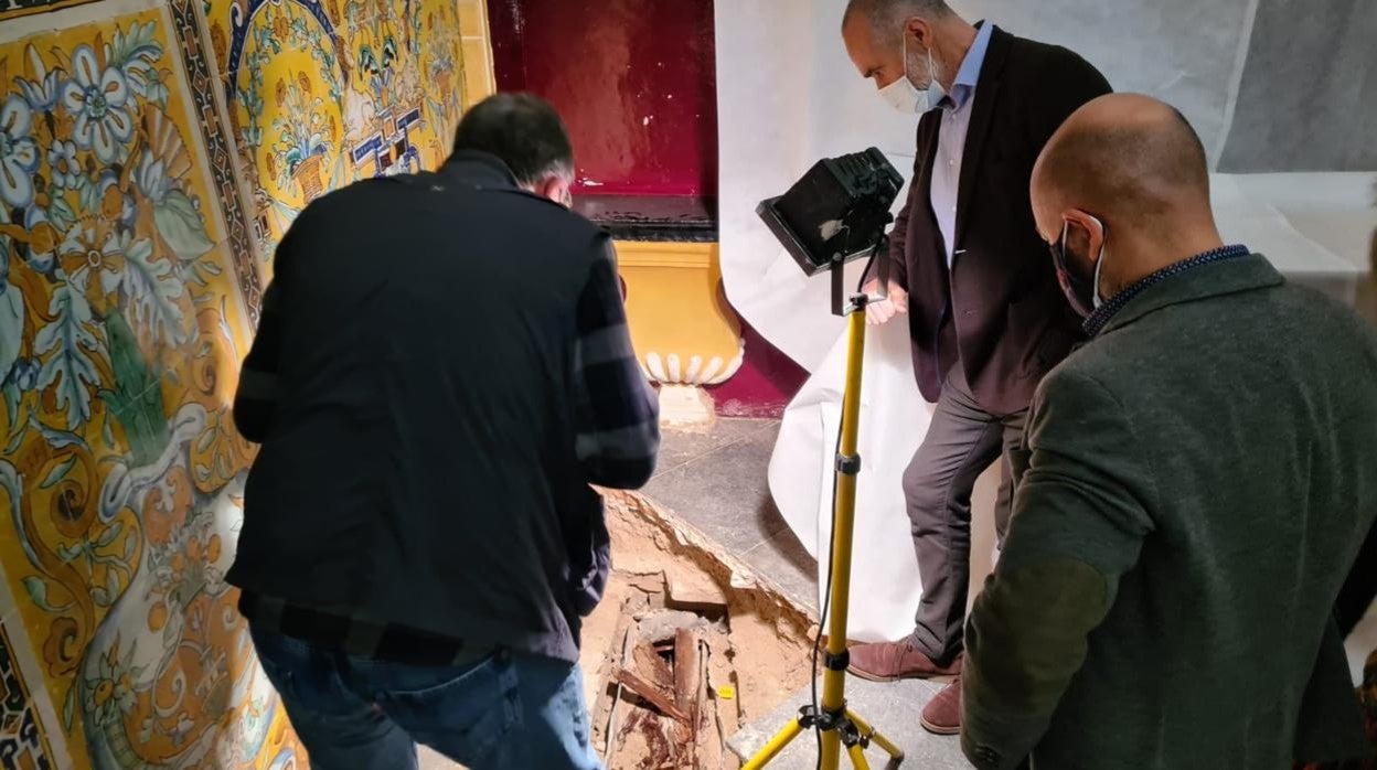 Los arqueólogos han descubierto el sarcófago durante las obras de restauración del Palacio Gótico del Alcázar