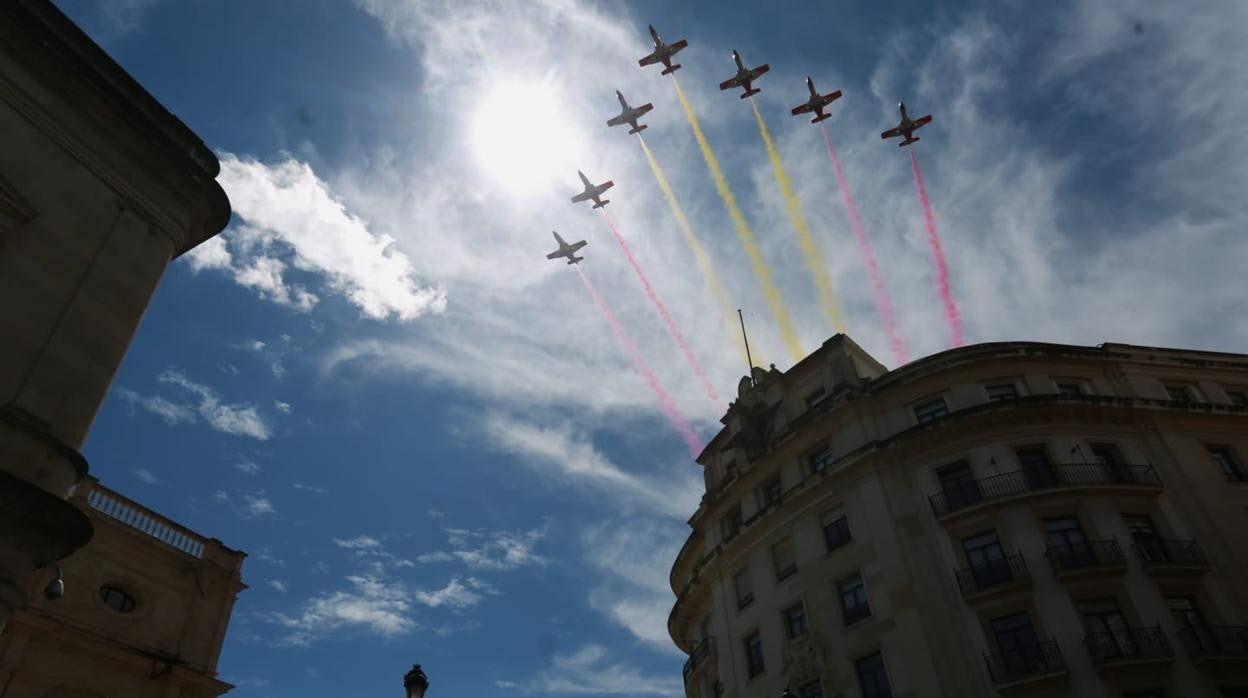 La Patrulla Águila dibuja la bandera de España sobre la Plaza Nueva