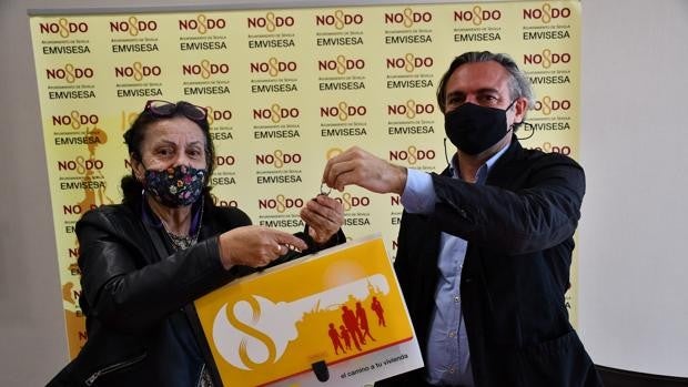 Emvisesa adjudica un piso con ascensor a un hombre con movilidad reducida
