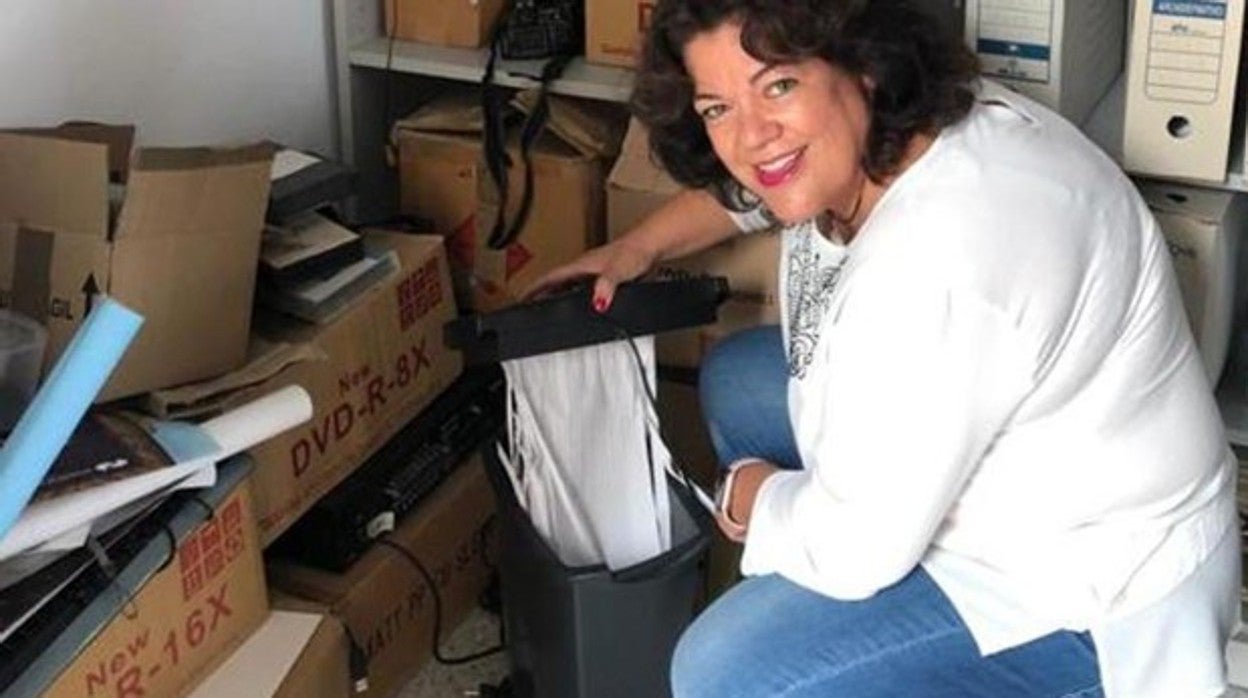 La alcaldesa de Húevar, María Eugenia Moreno (PP), con la máquina trituradora