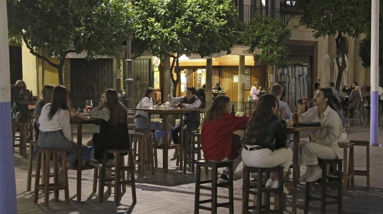 Varias personas disfrutan de la terraza de un bar de Sevilla