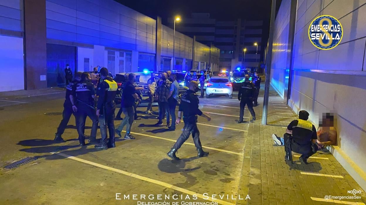Agentes de la Policía Local detuvieron anoche a una persona en una discoteca de la calle Sociología