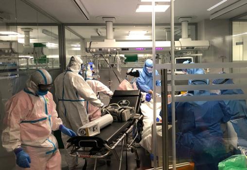 Una persona es atendida en la UCI del antiguo Hospital Militar de Sevilla