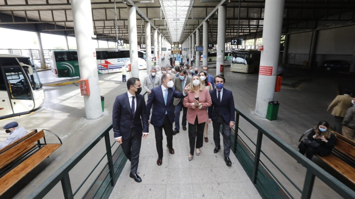 La consejera Marifrán Carazo visita la estación de bus Plaza de Armas