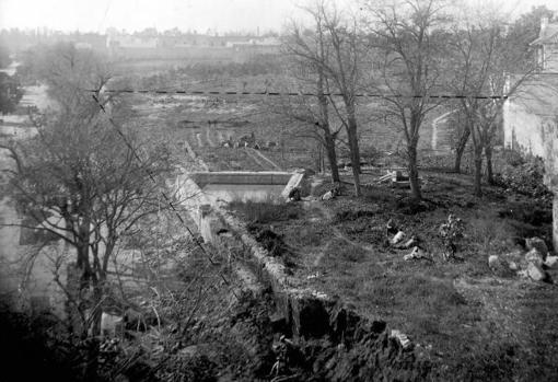 Derribo de las tapias de la Huerta del Retiro para el ensanche del Barrio Santa Cruz