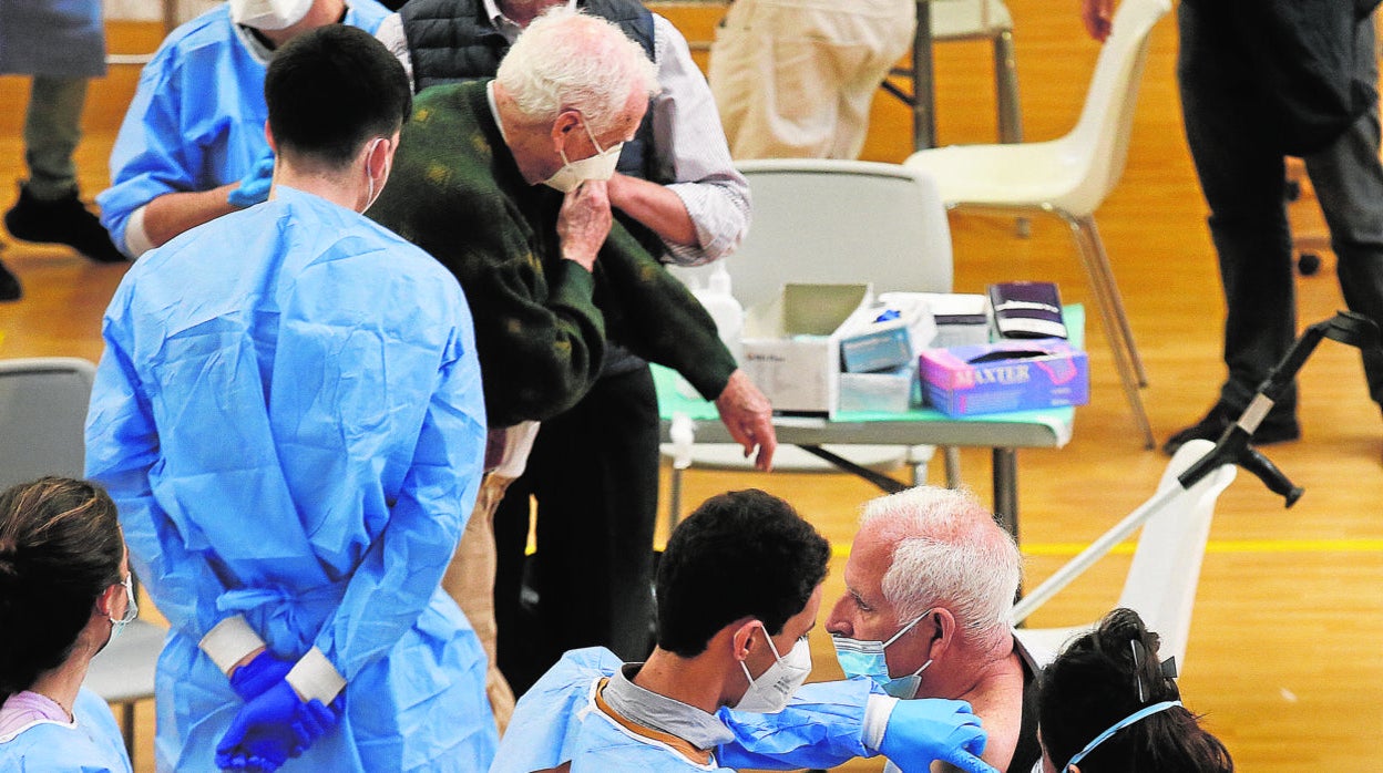 Vacunación en el polideportivo de los Bermejales