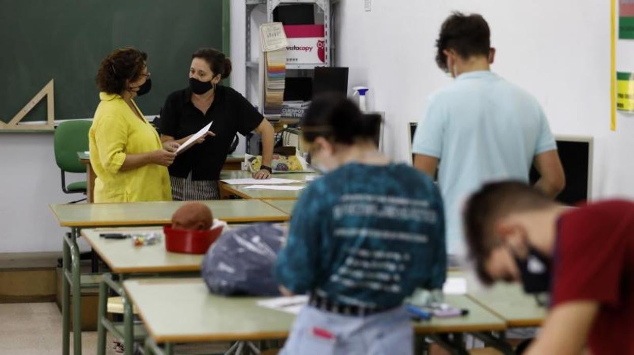 Unos jóvenes estudiantes en un aula