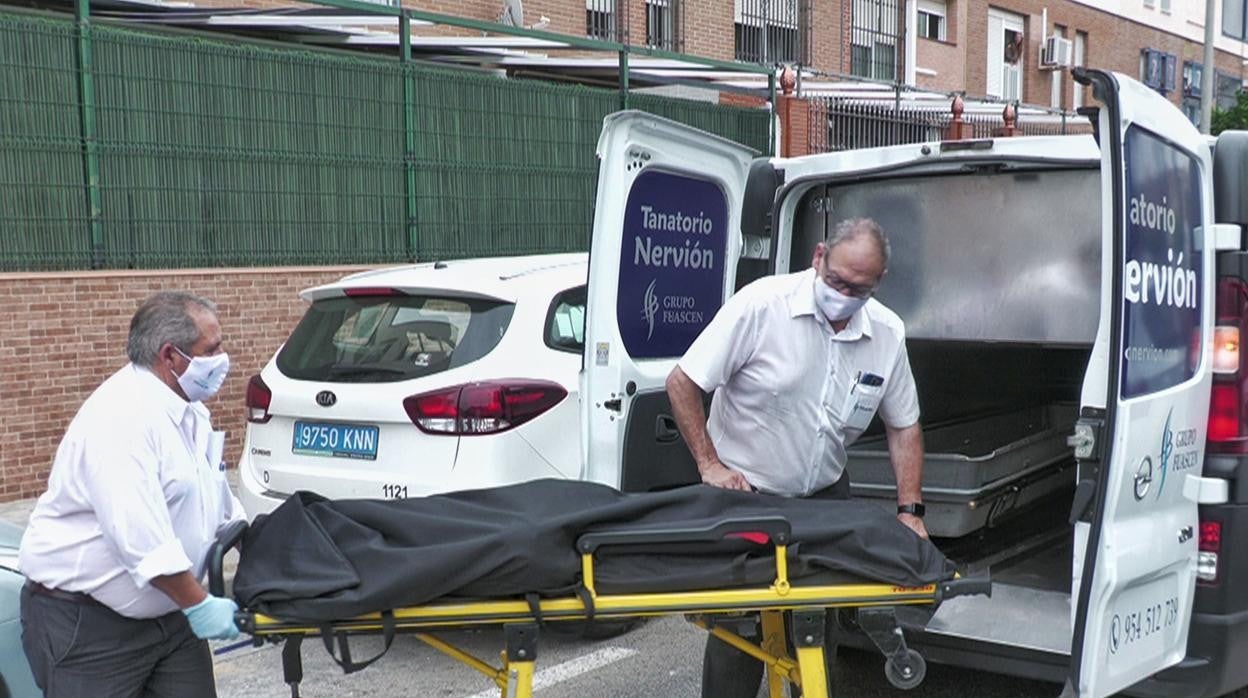 El cuerpo de la víctima es trasladado al Instituto de Medicina Legal para la práctica de la autopsia