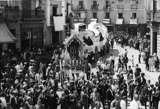 La Hermandad enfilando la calle Castilla en 1932