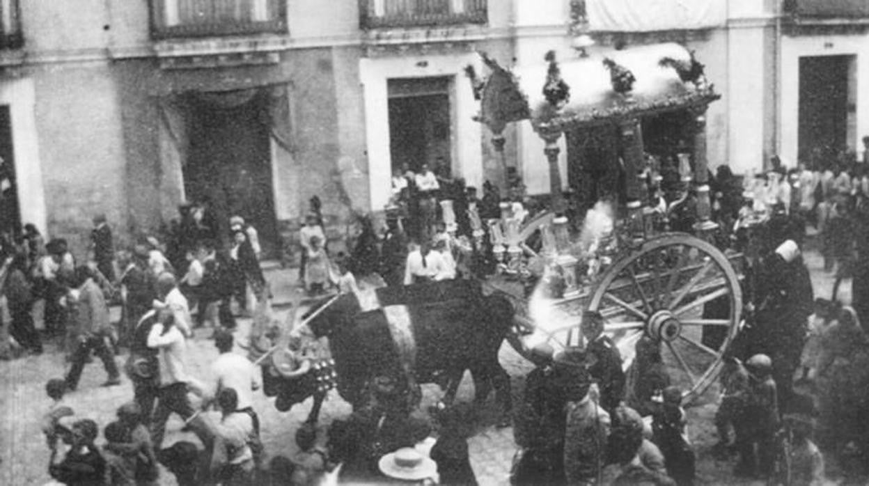 La Hermandad de Triana recorre la calle de San Jorge en 1901
