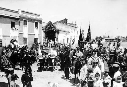 La Hermandad del Rocío de Triana saliendo del arrabal en 1910