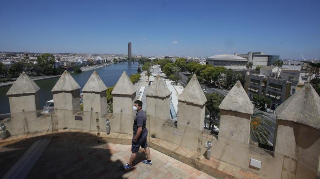 Vista del itinerario que haría la tirolina por el río desde la Torre Pelli a la Torre del Oro