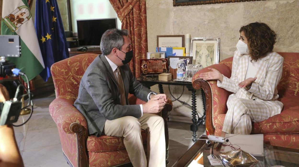 El alcalde recibió a María Jesús Montero en su despacho del Ayuntamiento