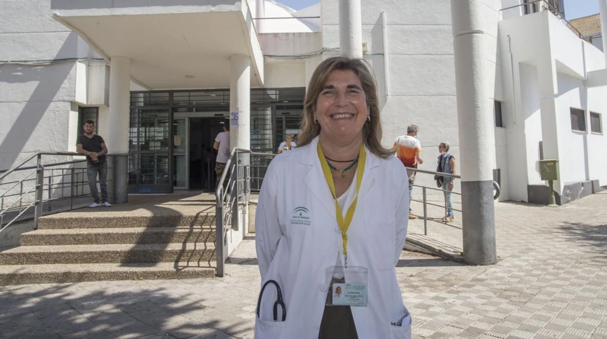 Paloma Porras, médico de Atención Primaria desde 1990, en el centro de salud La Candelaria