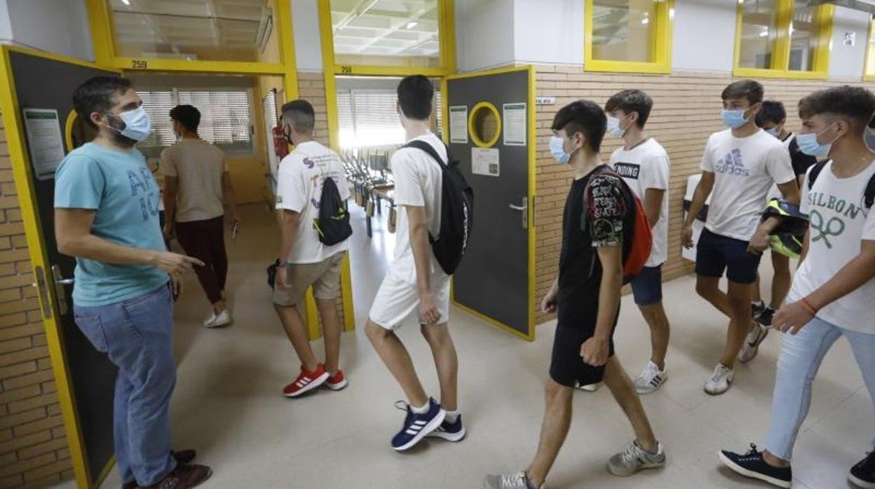 Estudiantes entrando en un instituto