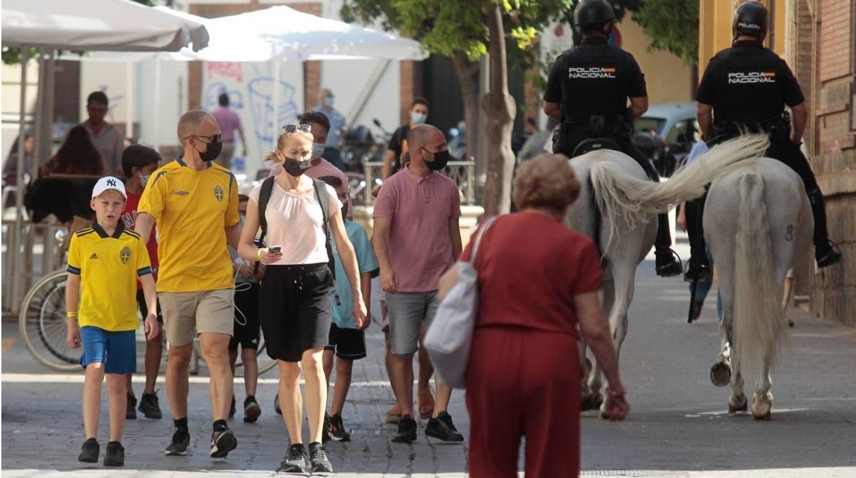 Aficionados suecos este lunes en el Centro de Sevilla