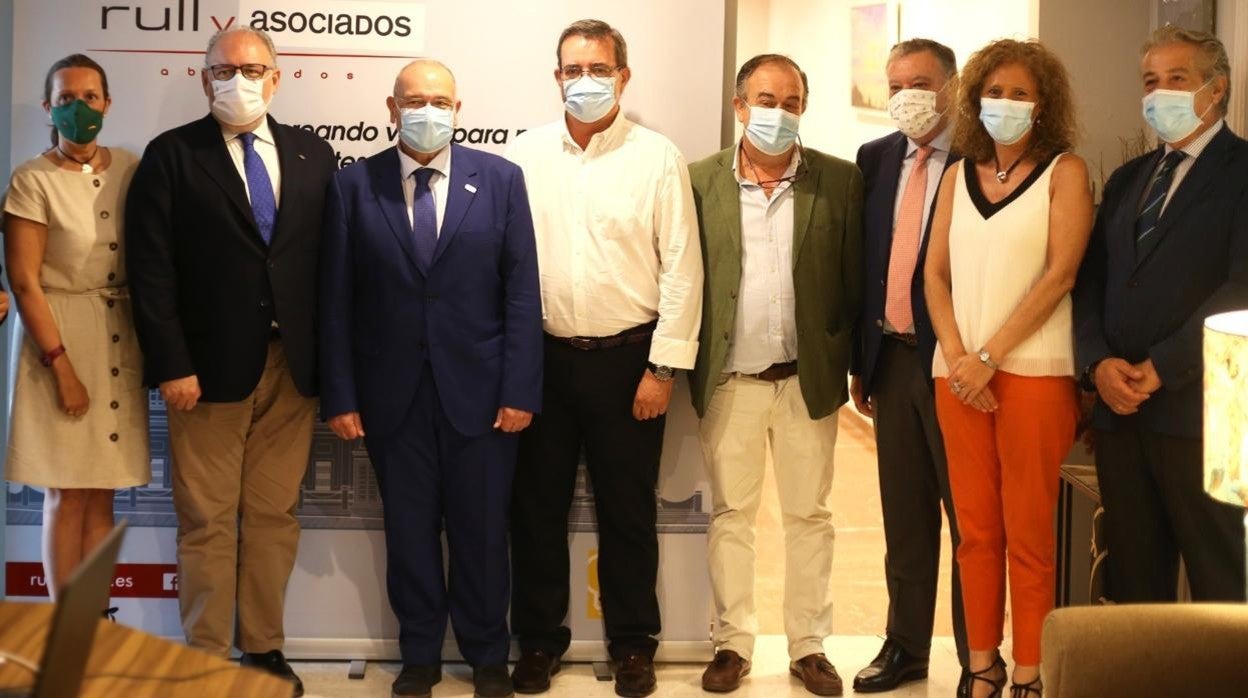 Un momento previo a la celebración del desayuno ofrecido por Luis Martínez Hervás